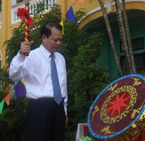 Phó Thủ tướng Vũ Văn Ninh gióng lên hồi trống báo hiệu ngày khai trường đã điểm.