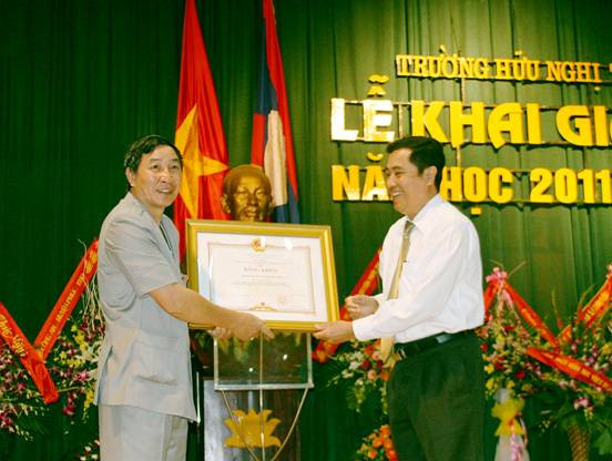 Đồng chí Sơn Phước Hoan – Thứ trưởng, Phó chủ nhiệm Uỷ ban Dân tộc trao Bằng khen của Thủ tướng Chính phủ cho tập thể Trường Hữu nghị T78