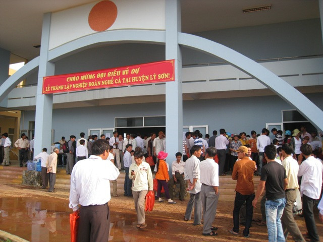 : Đông đảo nhân dân và ngư dân từ sáng sớm đã tập trung đến trung tâm văn hóa với tâm trạng háo hức, mừng vui.