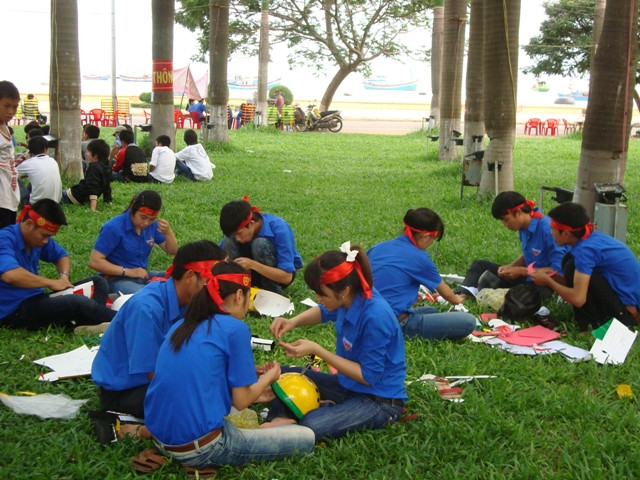 Đoàn viên thanh niên ĐH Quang Trung đang thiết kế mũ bảo hiểm