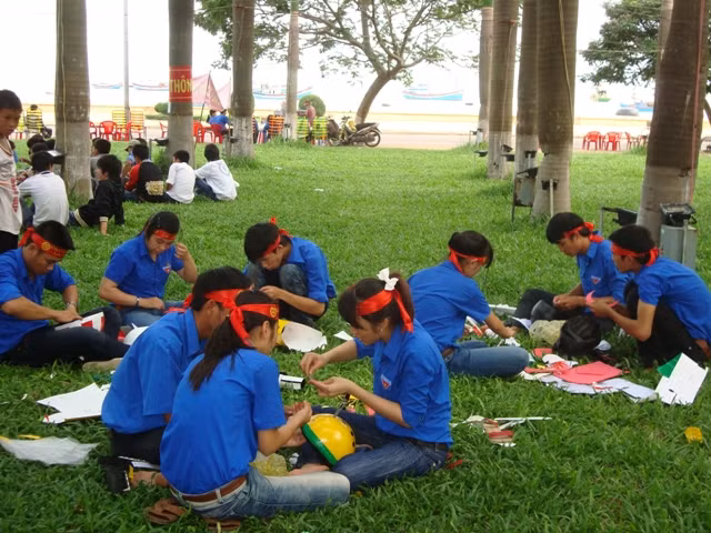 Thanh thiếu niên, HS tìm hiểu về an toàn giao thông ảnh 3 Đoàn viên thanh niên ĐH Quang Trung đang thiết kế mũ bảo hiểm