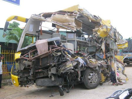 Chiếc xe biến hình hoàn toàn sau tại nạn chứng tỏ lực đâm khủng khiếp