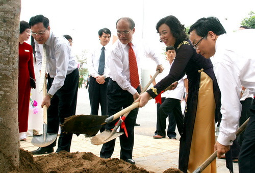 Chủ tịch Quốc hội Nguyễn Sinh Hùng cùng các đại biểu trồng cây xanh tạo bóng mát trong khuôn viên trường 