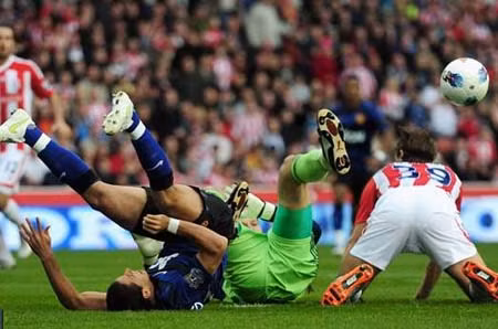 Bị Sotke cầm hòa, Sir Alex đòi penalty