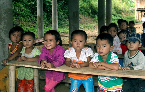 Các cháu học sinh vô tư khi được chụp ảnh