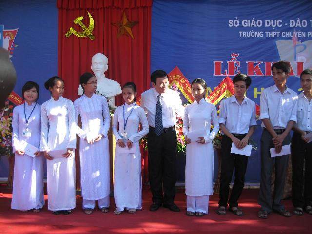 Phấn đấu làm giầu thêm truyền thống trường THPT chuyên Phan Bội Châu ảnh 5 ... và học sinh có hoàn cảnh khó khăn