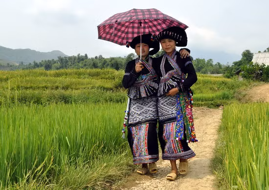Chị em người Lào lên đường đi chơi phố huyện