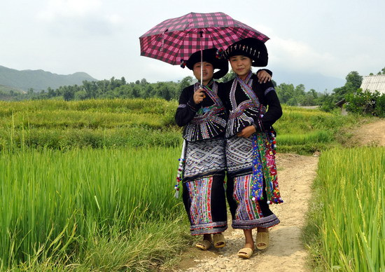 Chị em người Lào lên đường đi chơi phố huyện