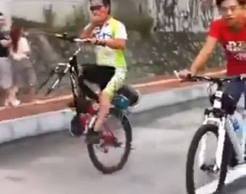 Xem quái xế Trung Quốc cưỡi xe đạp 1 bánh