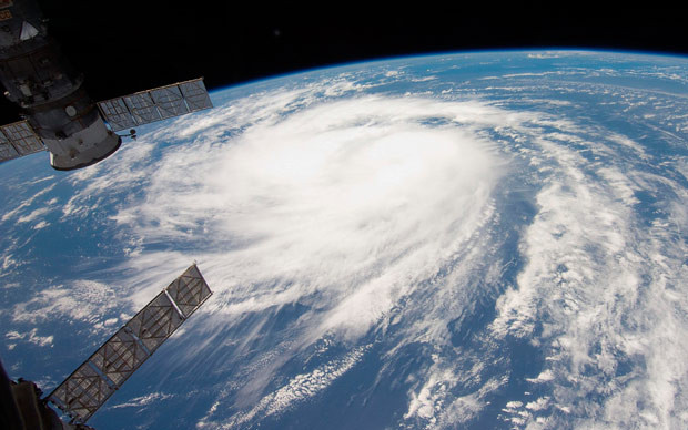 Những hình ảnh ấn tượng trong tuần ảnh 6 The swirl of Hurricane Katia seen from the International Space Station. Katia, a category 1 Hurricane, has weakened to a tropical storm but some restrengthening was forecast during the next 48 hours, the U.S. National Hurricane Centre said in its latest report