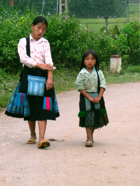 Hai em học sinh này phải xuất phát từ 5 giờ sáng để đến trường.