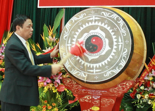 GS-TS Trương Việt Bình gióng hồi trống khai giảng năm học mới. Ảnh, gdtd.vn GS-TS Trương Việt Bình gióng hồi trống khai giảng năm học mới. Ảnh, gdtd.vn