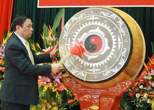 GS-TS Trương Việt Bình gióng hồi trống khai giảng năm học mới. Ảnh, gdtd.vn GS-TS Trương Việt Bình gióng hồi trống khai giảng năm học mới. Ảnh, gdtd.vn