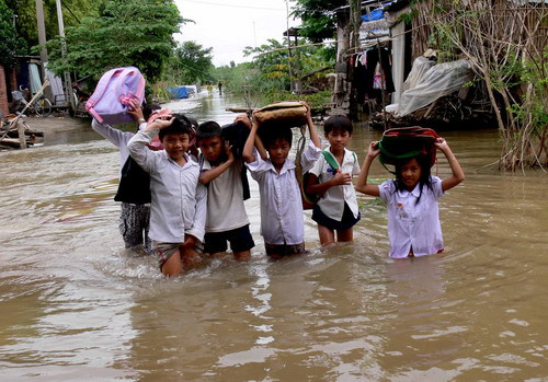 Lũ đầu nguồn An Giang đã vượt báo động III gây ngập nhiều tuyến đường, khiến học sinh đi lại trở nên khó khăn Lũ đầu nguồn An Giang đã vượt báo động III gây ngập nhiều tuyến đường, khiến học sinh đi lại trở nên khó khăn.jpg