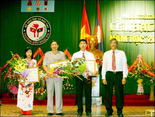 Một tập thể và hai cá nhân nhà trường đón nhận Bằng khen của Bộ trưởng Bộ GD&ĐT