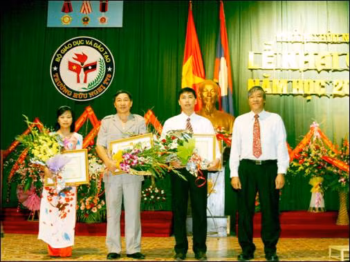 Một tập thể và hai cá nhân nhà trường đón nhận Bằng khen của Bộ trưởng Bộ GD&ĐT