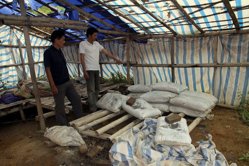:... Số xi măng để xây dựng nhà lớp học bản TĐC Quyết Tâm do nhà thầu phung phí để lại đã cứng như đá. Ảnh, gdtd.vn