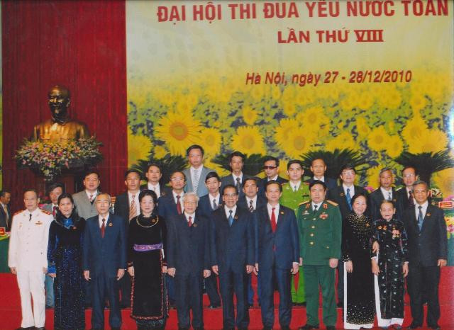 Đặng Ngọc Duy đại diện cho 12 đại biểu tại Quảng Nam tham dự Đại hội thi đua yêu nước tháng 12 năm 2010 vừa qua (Duy đeo kính đen đứng phía sau) - ảnh Ngọc Hải