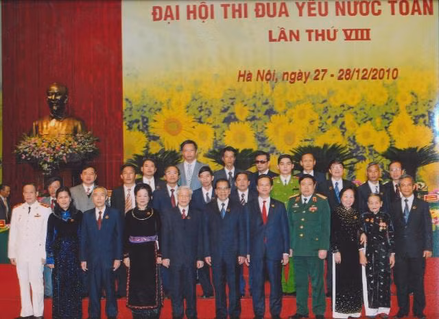 Đặng Ngọc Duy đại diện cho 12 đại biểu tại Quảng Nam tham dự Đại hội thi đua yêu nước tháng 12 năm 2010 vừa qua (Duy đeo kính đen đứng phía sau) - ảnh Ngọc Hải