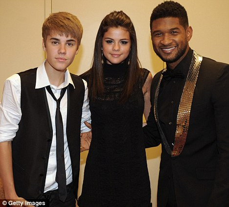 Justin Bieber và Selena Gomez mong muốn thành "Brangelina 2.0" ảnh 3 Justin và Selena chụp ảnh cùng ca sĩ Usher trong một sự kiện vừa mới diễn ra