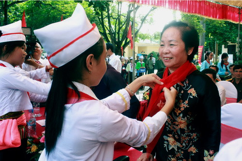  Học sinh trường PTDTNT Hà Nội quàng khăn quàng đỏ cho Phó chủ tịch nước Nguyễn Thị Doan. Ảnh, gdtd.vn