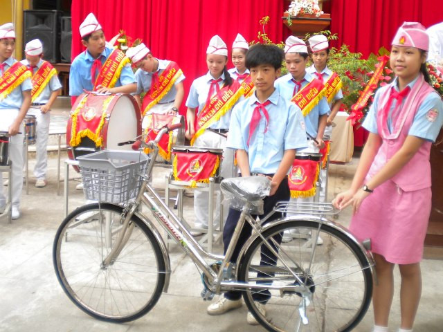 Sở GD & ĐT tỉnh Thừa Thiên – Huế trao xe đạp cho học sinh có hoàn cảnh nghèo vượt khó học giỏi tại trường THCS Nguyễn Chí Diểu 