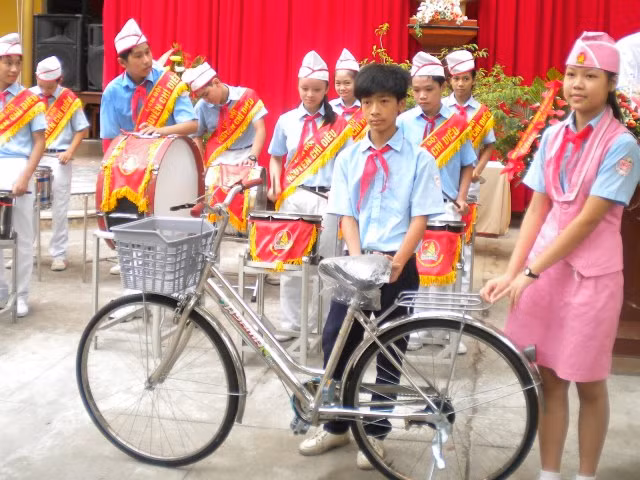 Sở GD & ĐT tỉnh Thừa Thiên – Huế trao xe đạp cho học sinh có hoàn cảnh nghèo vượt khó học giỏi tại trường THCS Nguyễn Chí Diểu 