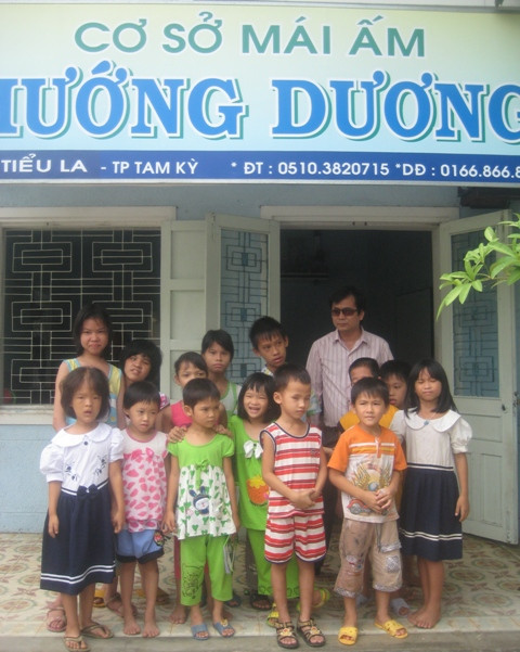 Các em trẻ khuyết tật bên thầy khiếm thị Duy tại cơ sở mái ấm Hương Dương.