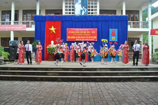 Thầy trò trường TH Mường Ảng với tiết mục văn nghệ mừng ngày khai giảng.