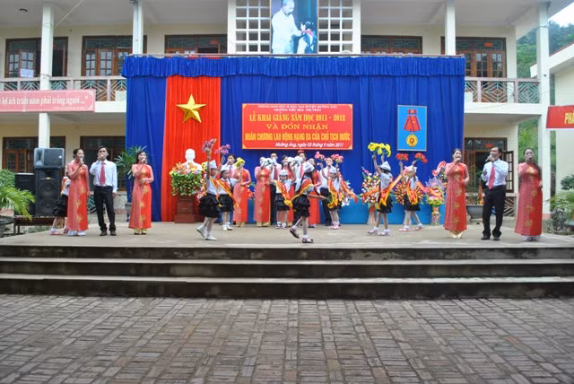 Thầy trò trường TH Mường Ảng với tiết mục văn nghệ mừng ngày khai giảng.