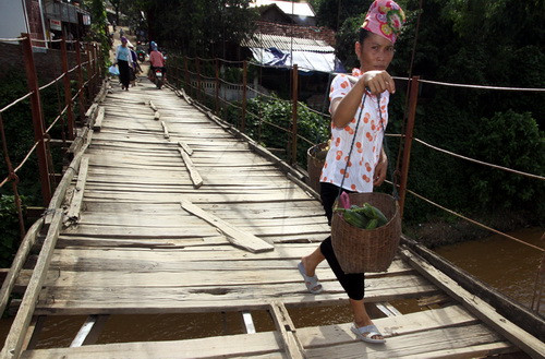 ....Và cả những người dân hai bờ Sông Mã cũng thường xuyên qua lại đây.Ảnh, gdtd.vn