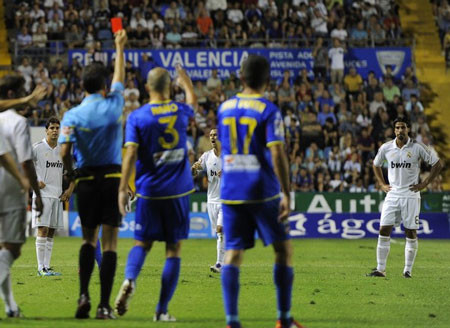 Chiếc thẻ đỏ của Khedira 