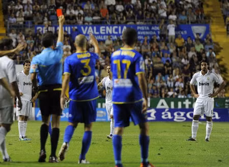 Chiếc thẻ đỏ của Khedira 