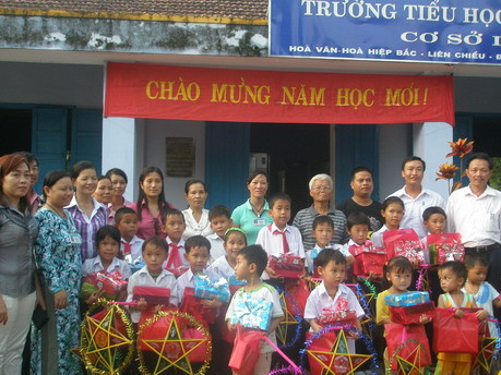 Con em Hòa Vân học mẫu giáo và Tiểu học ngay tại làng, do các thầy cô giáo từ đất liền ra dạy. Từ bậc THCS, các em phải vào đất liền trọ học