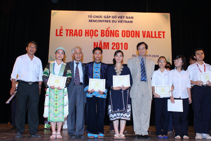 GS Odon Vallet (Đại học Sorbonne – Paris) và GS Trần Thanh Vân trao học bổng Odon Vallet lần thứ 10 