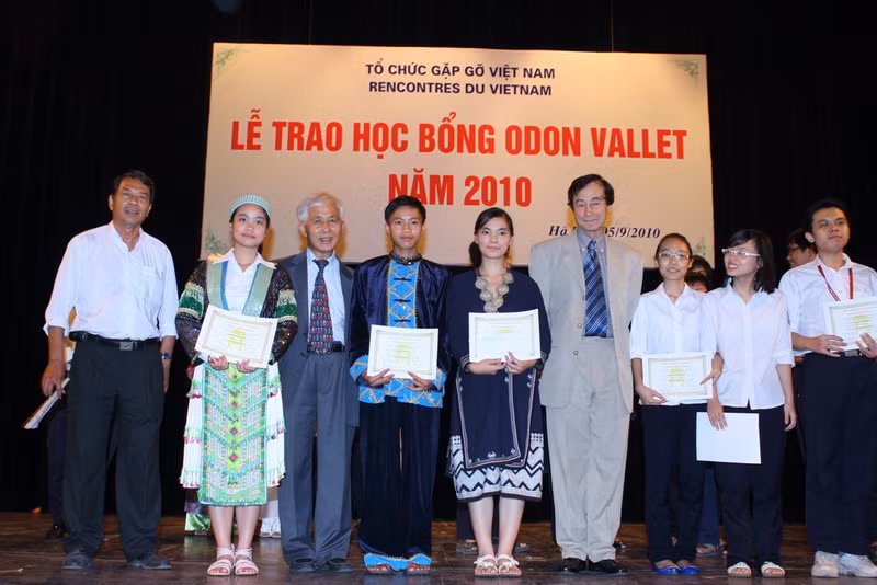 GS Odon Vallet (Đại học Sorbonne – Paris) và GS Trần Thanh Vân trao học bổng Odon Vallet lần thứ 10 
