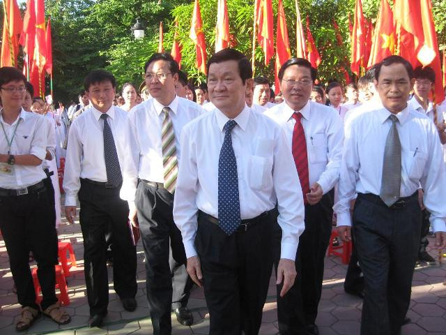 Phấn đấu làm giầu thêm truyền thống trường THPT chuyên Phan Bội Châu ảnh 1 Thầy và trò đón Chủ tịch nước;