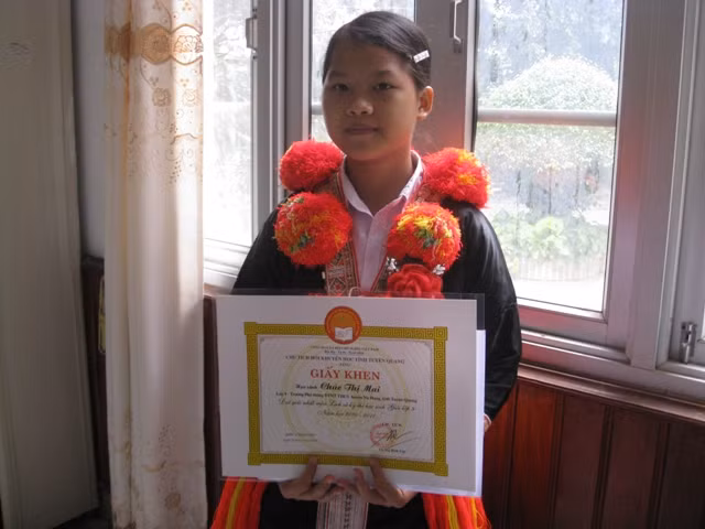 Chúc Thị Mai, HS người Dao- Na Hang trong niềm vui nhận phần thưởng khi giành giải nhất HSG môn Lịch sử của tỉnh