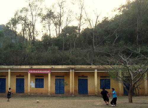 Nhà trường có chỗ ở bán trú xong có rất ít, không đủ đáp ứng cho phân nử sĩ số học sinh trong trường có nhà xa. Ả: học sinh ở bán trú trường chơi bóng cho đỡ nhớ nhà.