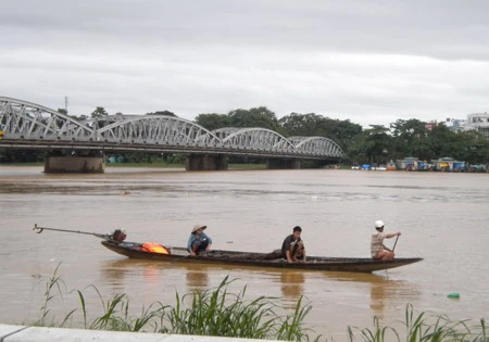 Lũ tiếp tục lên, bão số 5 đã vào biển Đông