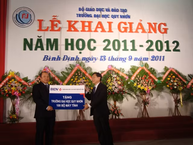 Trường ĐH Quy Nhơn khai giảng năm học 2011-2012 ảnh 2 Ông Phan Văn Nguyện – Giám đốc BIDV Bình Định trao tặng 100 bộ máy vi tính