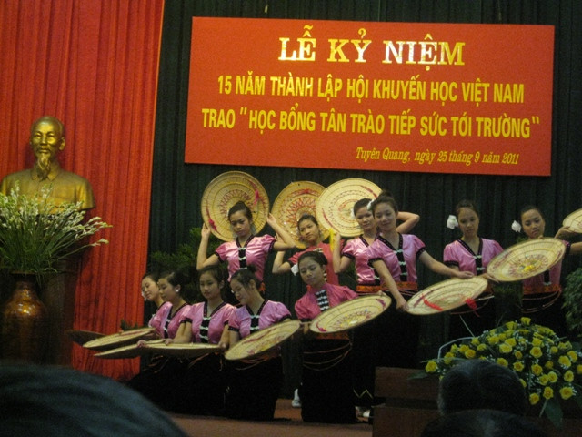 Chương trình văn nghệ của các em HS 