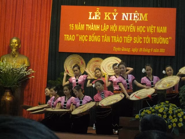 Chương trình văn nghệ của các em HS 