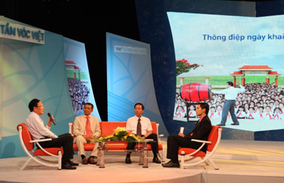 Bộ trưởng Giáo dục và Đào tạo Phạm Vũ Luận (ngoài cùng bên trái) tại buổi giao lưu.