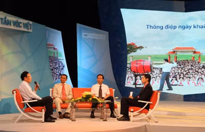 Bộ trưởng Giáo dục và Đào tạo Phạm Vũ Luận (ngoài cùng bên trái) tại buổi giao lưu. Bộ trưởng Giáo dục và Đào tạo Phạm Vũ Luận (ngoài cùng bên trái) tại buổi giao lưu.