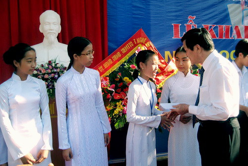 Ngày 6/9, thầy và trò Trường THPT chuyên Phan Bội Châu (Nghệ An) vô cùng vinh dự và tự hào, phấn khởi khi được đón Chủ tịch nước Trương Tấn Sang dự Lễ khai giảng. Chủ tịch nước đã ân cần động viên học sinh chuyên cần hơn, đồng thời biểu dương và tặng quà cho các em học sinh có hoàn cảnh khó khăn biết vươn lên học giỏi. Ảnh, gdtd.vn