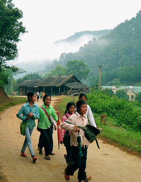 Những học sinh này đi bộ từ 2km đến 3km để đến lớp.