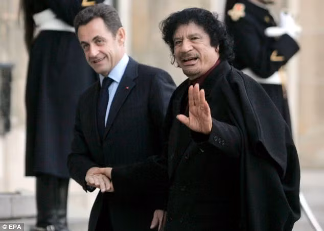 Ông Gaddafi chạy trốn trong xế hộp hiện đại do TT Pháp tặng? ảnh 2 Revelations that Nicolas Sarkozy essentially gave Muammar Gaddafi the means of his escape from capture will be a major embarrassment for the French President. Both men are seen here in a 2007 photo Read more: http://www.dailymail.co.uk/news/article-2039175/Gadaffi-evading-capture-Mercedes-4x4-given-Nicolas-Sarkozy.html#ixzz1YRsMtdf7