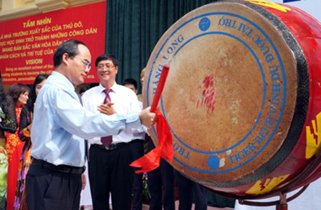  Phó thủ tướng Chính phủ Nguyễn Thiện Nhân đánh hồi trống khai giảng năm học mới tại trường THPT Việt Đức. Ảnh, gdtd.vn