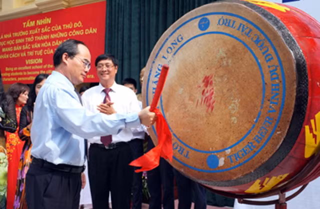  Phó thủ tướng Chính phủ Nguyễn Thiện Nhân đánh hồi trống khai giảng năm học mới tại trường THPT Việt Đức. Ảnh, gdtd.vn